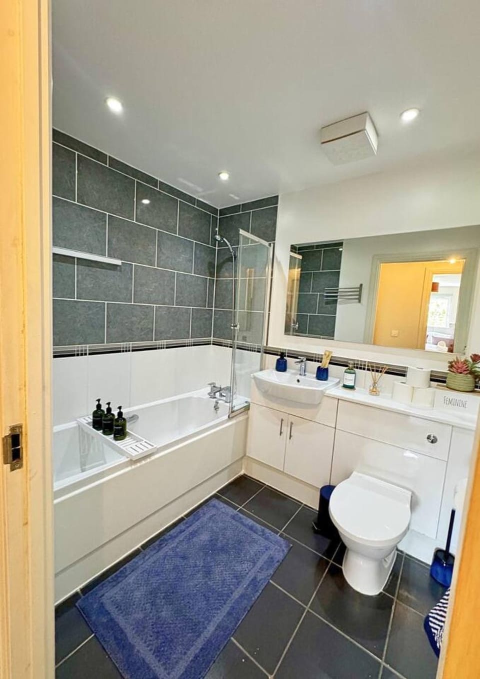 The Wooldridge 2BR A30 M25 M3 M4 Heathrow Parking Apartment in London Borough of Hounslow