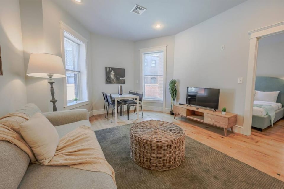 Sun-Filled 1BR Steps from Public Garden Apartment in Back Bay