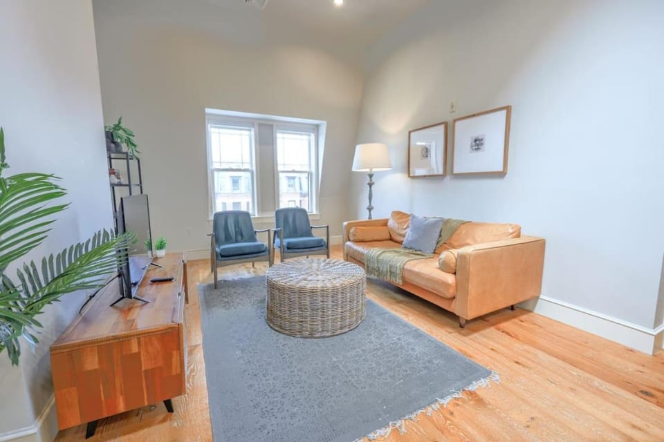 Unbeatable Location Newbury Street 1br Apartment in Back Bay