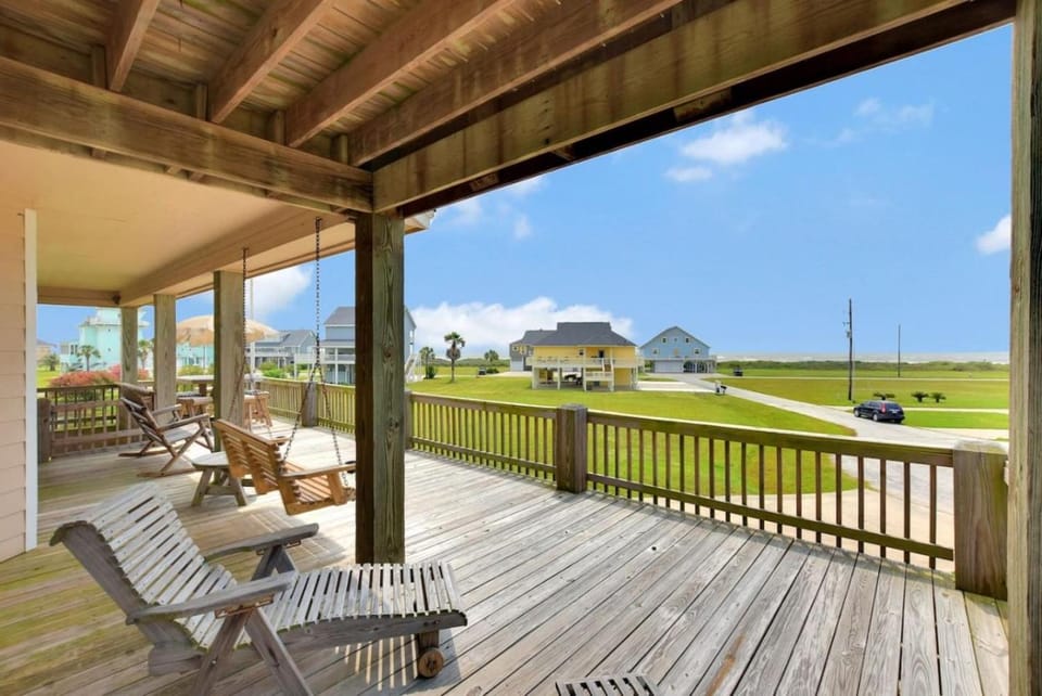 Property building, Patio, Spring, Day, Natural landscape, View (from property/room), Balcony/Terrace, sunbed
