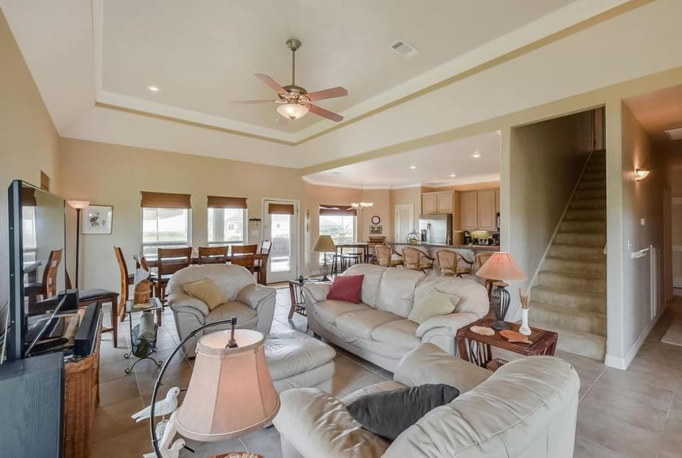 TV and multimedia, Living room, Seating area, Dining area