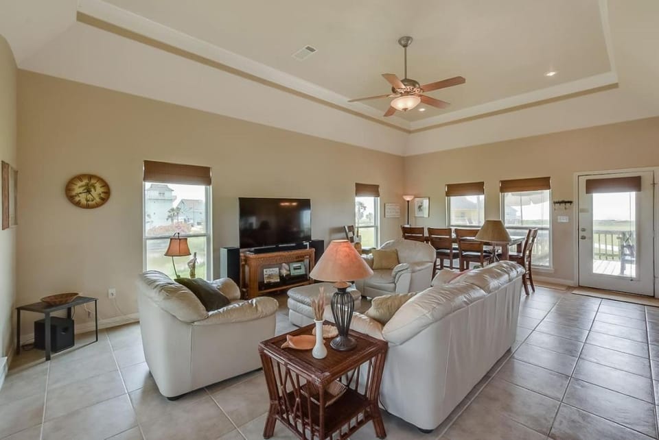 Ocean Views 8 Beds Sleeps 14 Steps To Beach House in Bolivar Peninsula