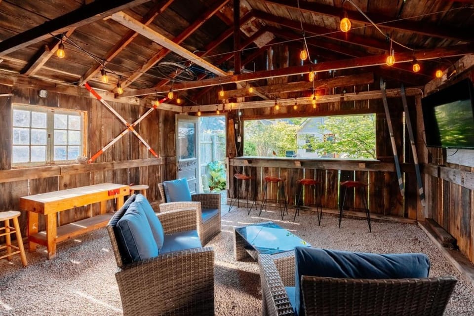 Aurora Cottage 2BR Grill Near Downtown TART Trail House in Traverse City