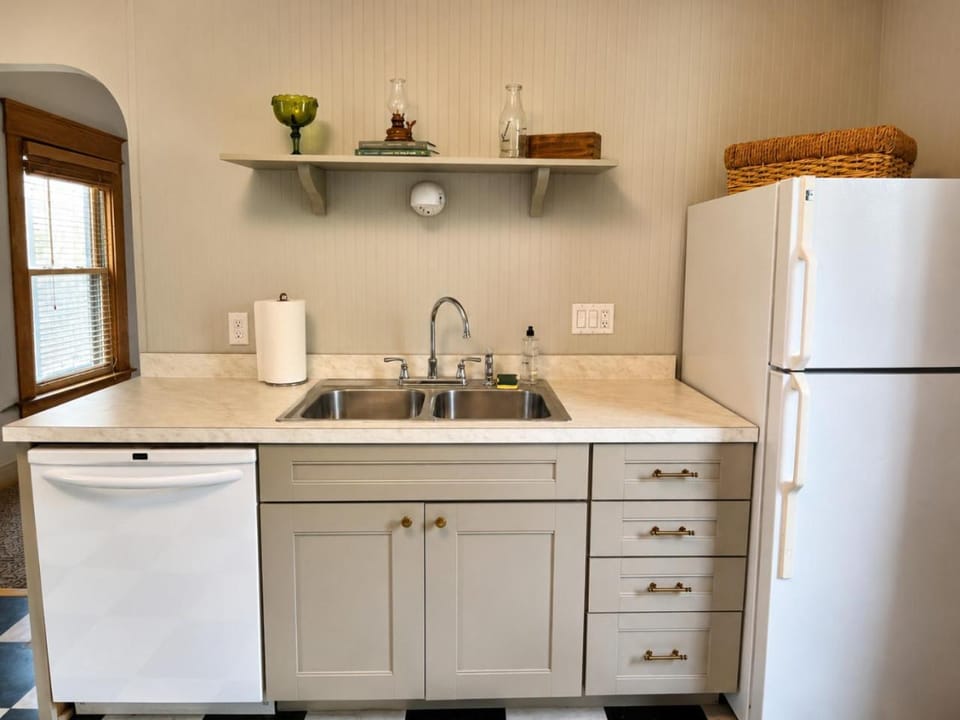 Aurora Cottage 2BR Grill Near Downtown TART Trail House in Traverse City