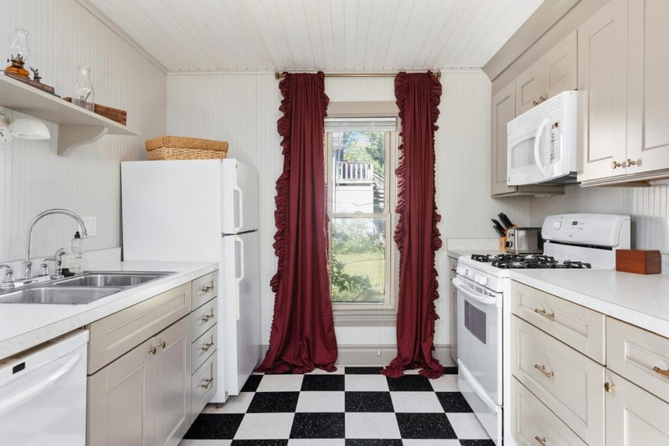 Aurora Cottage 2BR Grill Near Downtown TART Trail House in Traverse City