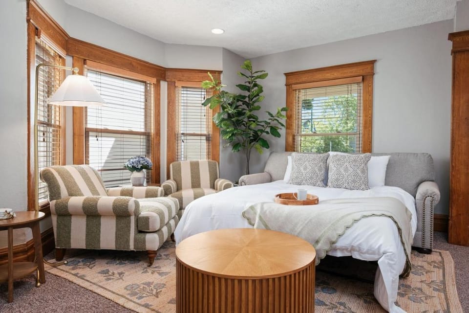 Aurora Cottage 2BR Grill Near Downtown TART Trail House in Traverse City