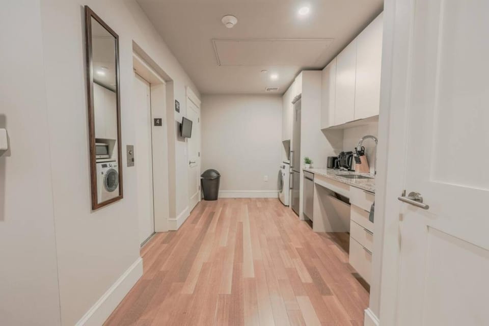 Bright Newbury Street 1 Bedroom Apartment Apartment in Back Bay