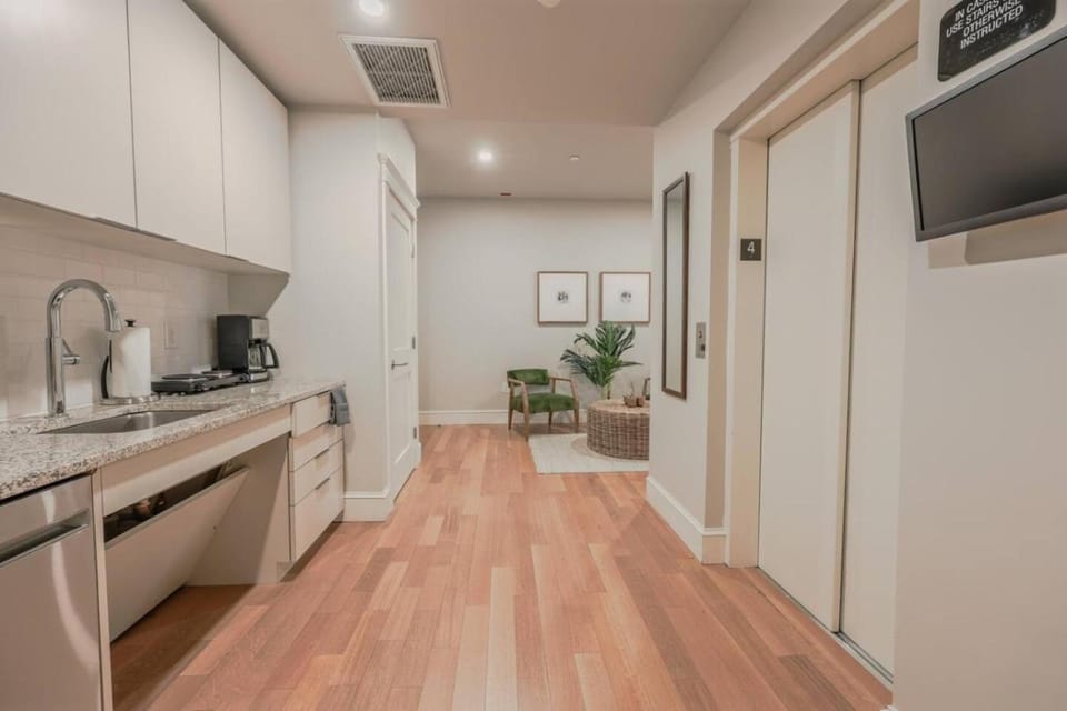 Bright Newbury Street 1 Bedroom Apartment Apartment in Back Bay