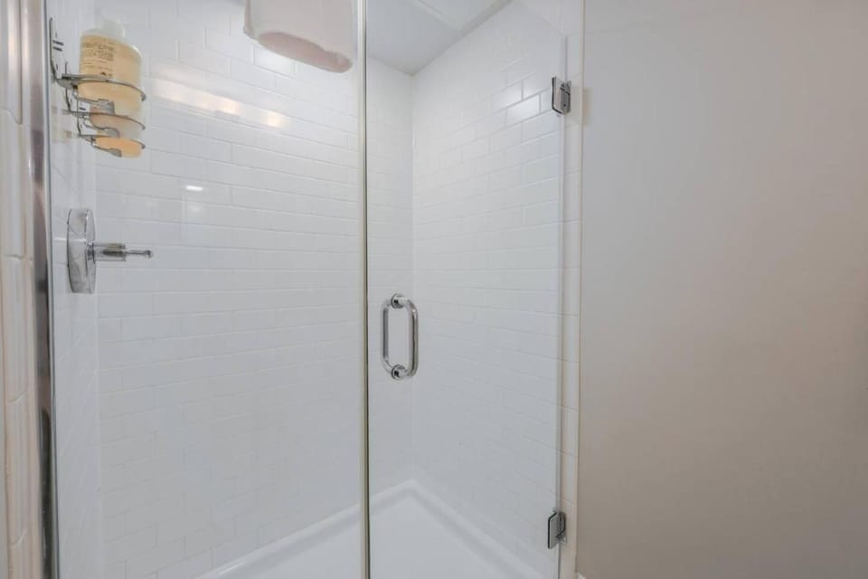 Airy and Bright 1BR Newbury St Apartment in Back Bay