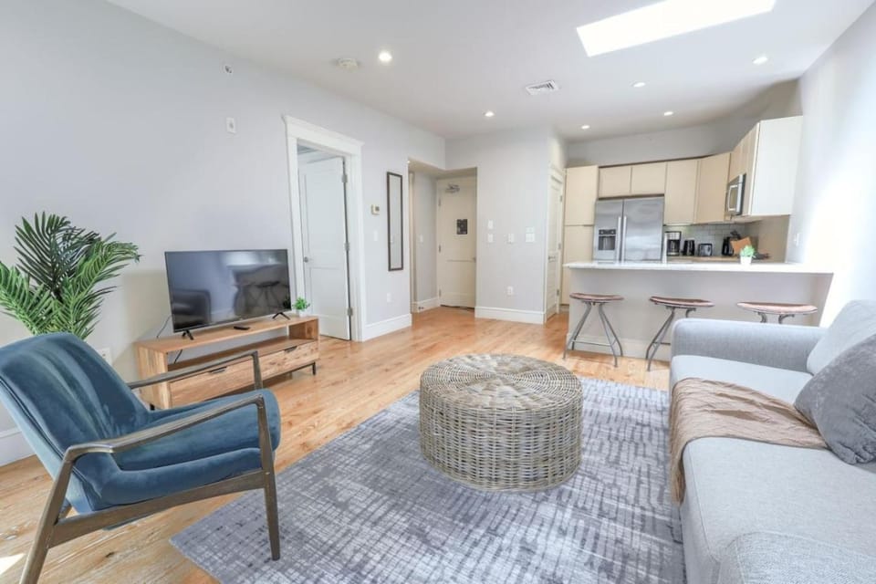 Airy and Bright 1BR Newbury St Apartment in Back Bay