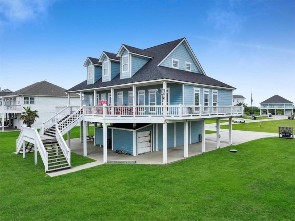 Biscayne Beachfront Huge Deck Gated Community Sleeps 12 House in Bolivar Peninsula