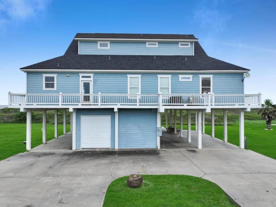 Biscayne Beachfront Huge Deck Gated Community Sleeps 12 House in Bolivar Peninsula