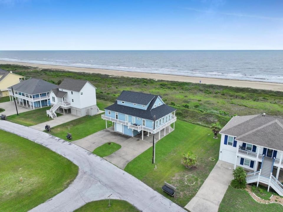 Property building, Spring, Day, Neighbourhood, Natural landscape, Bird's eye view, Beach, Sea view, Street view