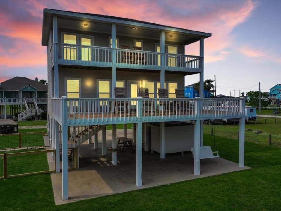 Property building, Patio, Garden, Balcony/Terrace