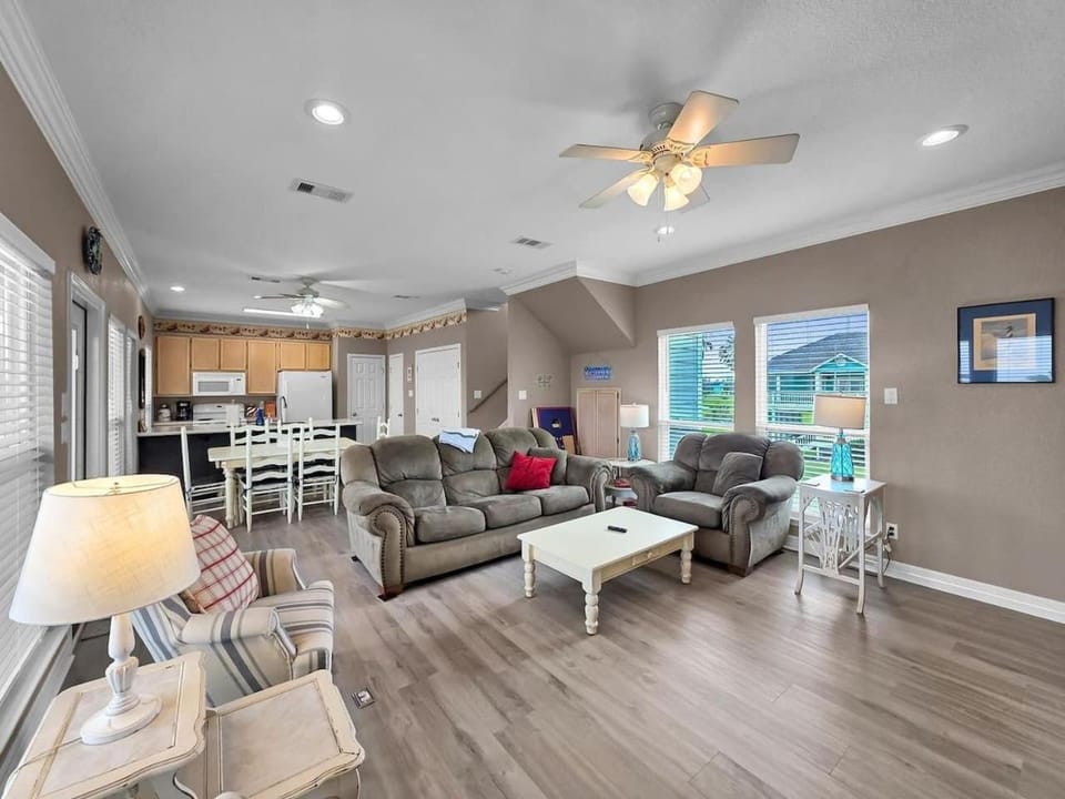 TV and multimedia, Living room, Seating area, Dining area, fireplace