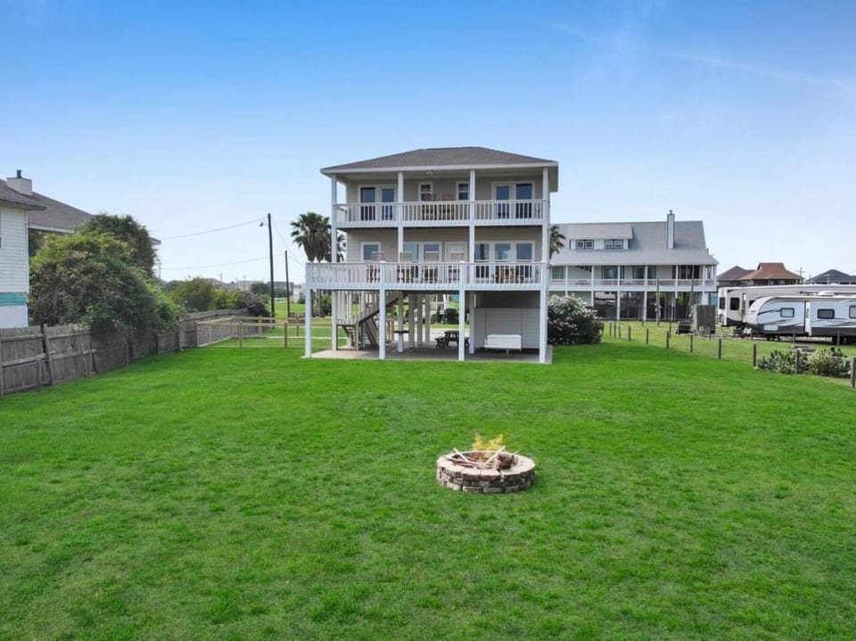 Property building, Patio, Spring, Day, Natural landscape, Garden, Garden view, Parking