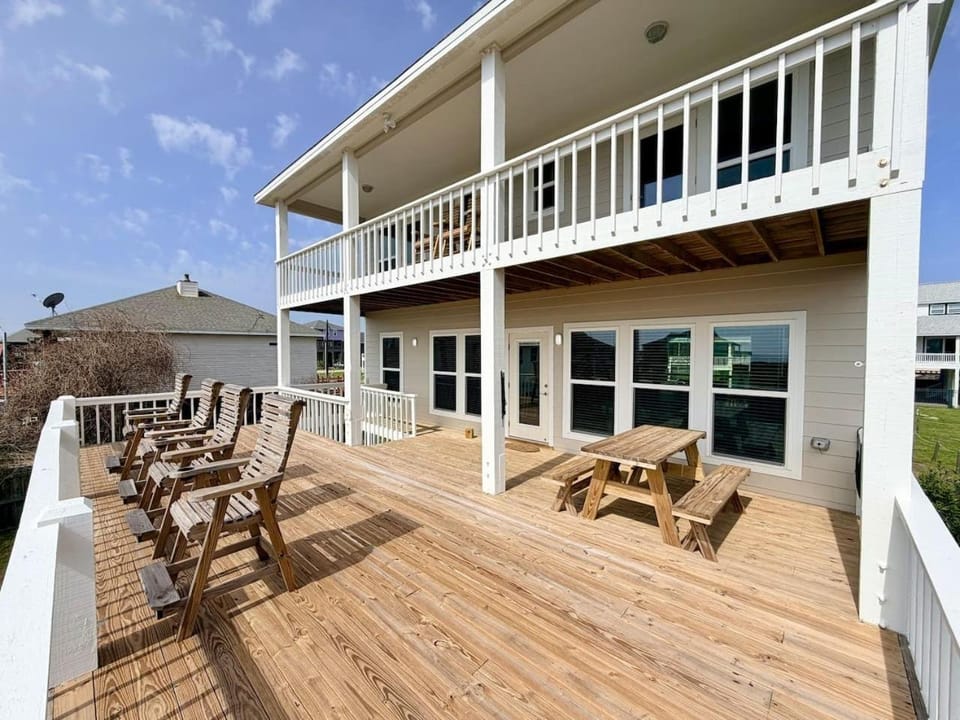 Property building, Patio, Day, Balcony/Terrace