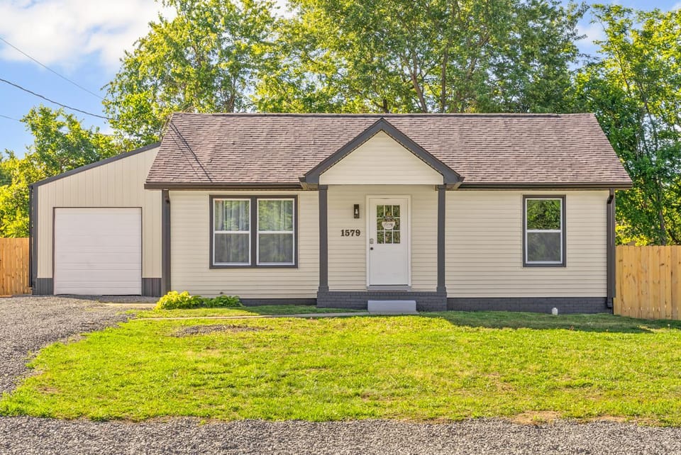 Extended Stay Near Fort Campbell - 2BR - 1579 Mary Beth Ln House in Clarksville