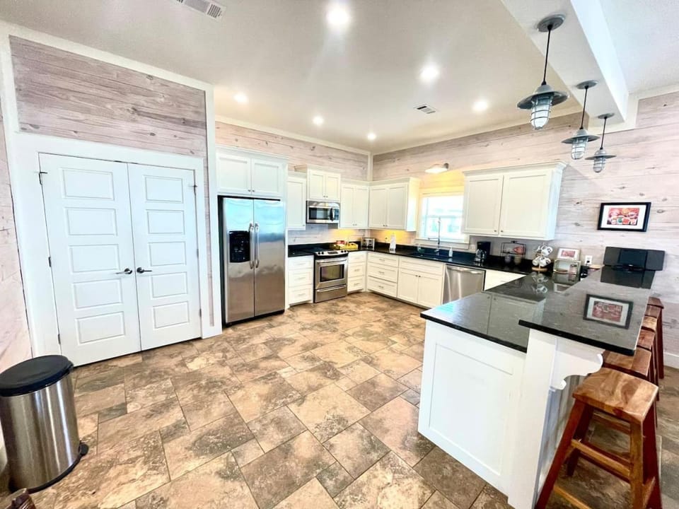 Tradewind Beachfront Sleeps 16 King Bed 6 Queens House in Bolivar Peninsula