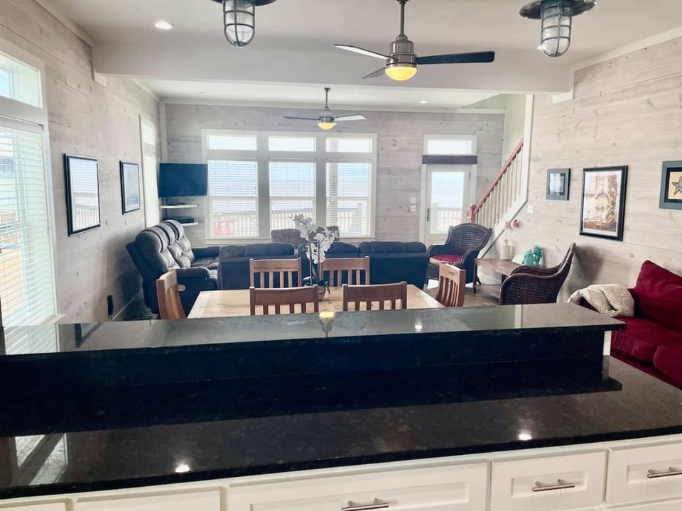 Tradewind Beachfront Sleeps 16 King Bed 6 Queens House in Bolivar Peninsula