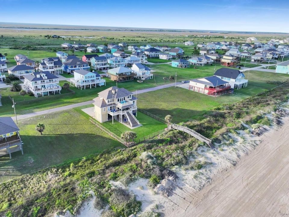 Property building, Nearby landmark, Day, Neighbourhood, Natural landscape, Bird's eye view, Sea view, Street view, Location