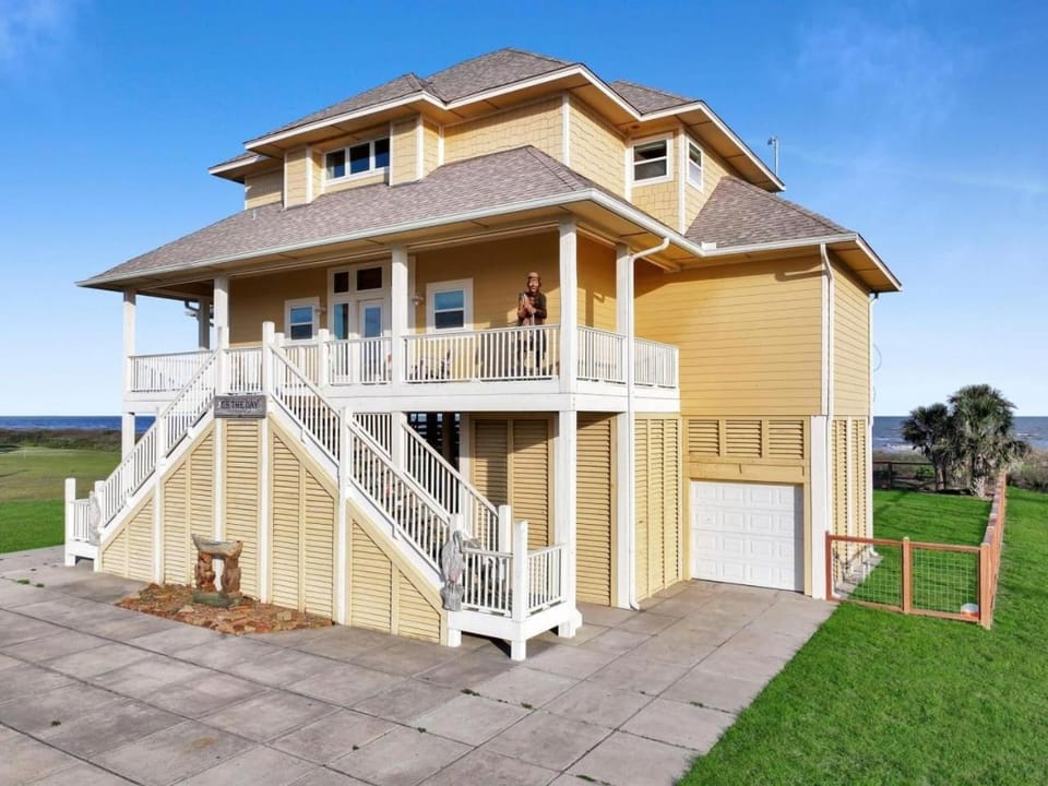 Property building, Day, Natural landscape, Garden, View (from property/room), Balcony/Terrace