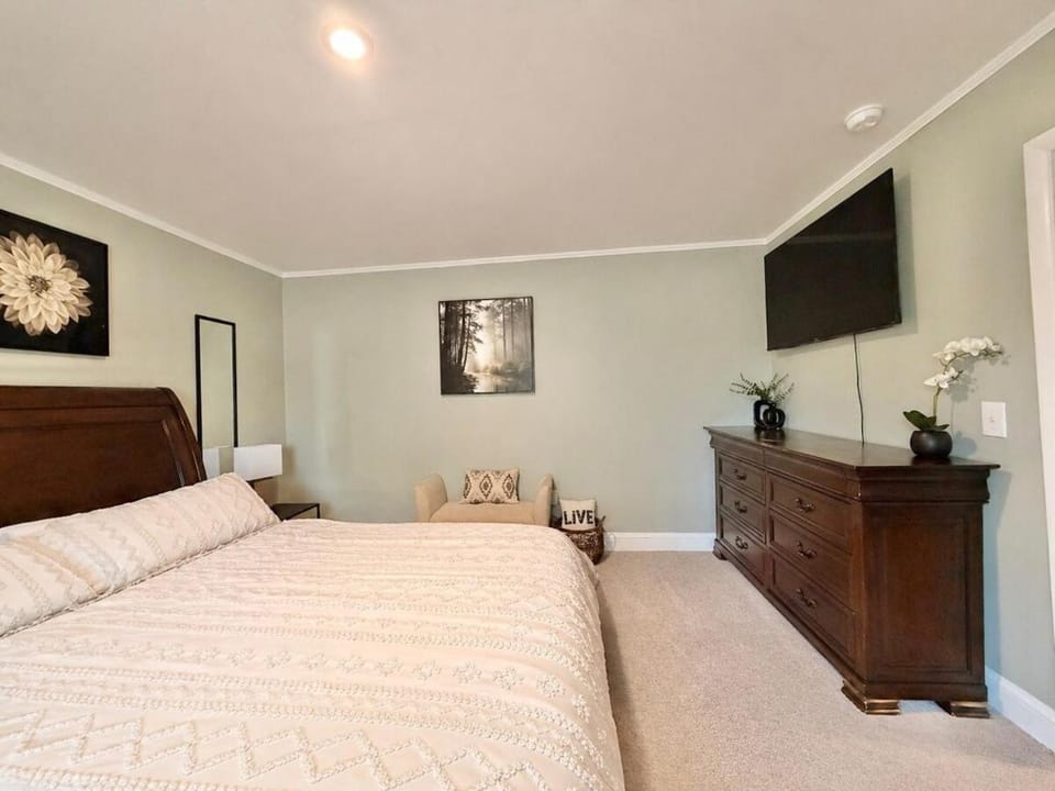 Concord Comfort 3BR Gem Near Downtown Apartment in Concord
