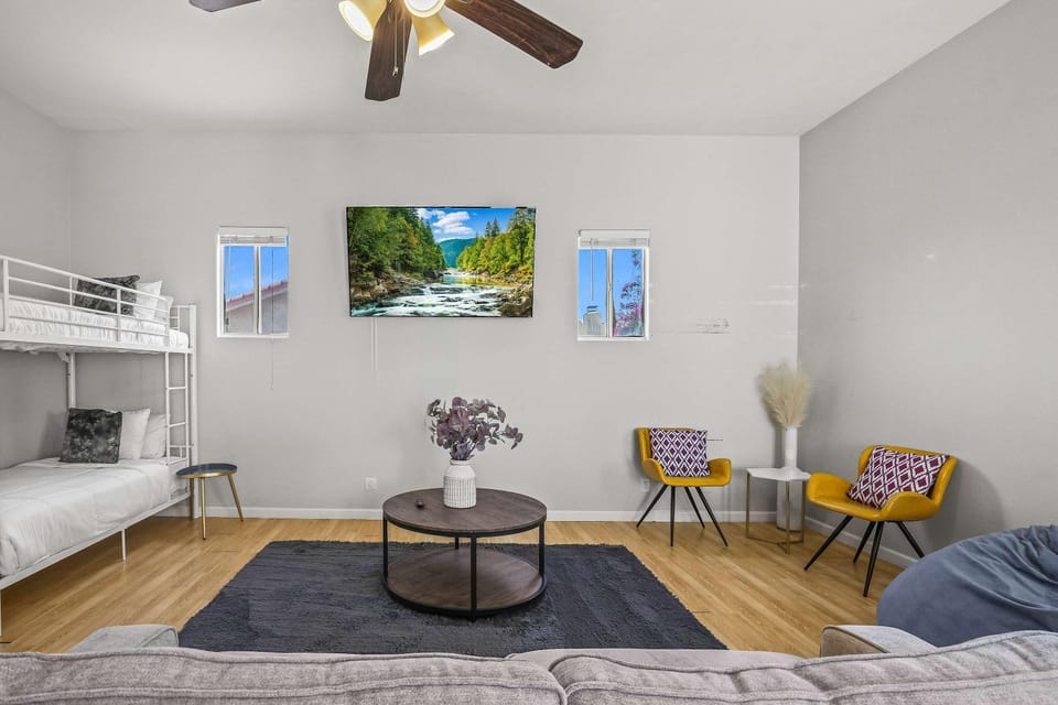 Seating area, fireplace