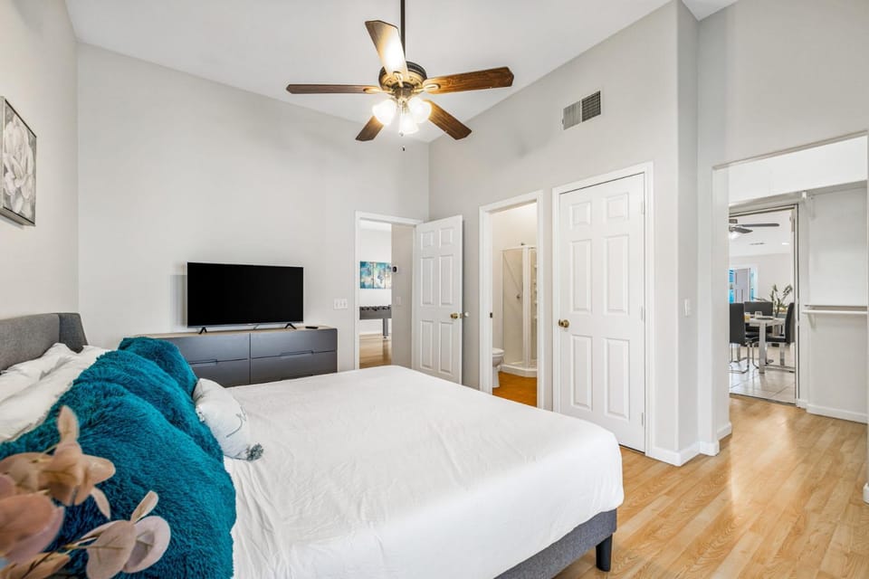 TV and multimedia, Photo of the whole room, Bedroom