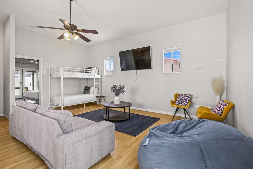 TV and multimedia, Living room, Seating area, Evening entertainment