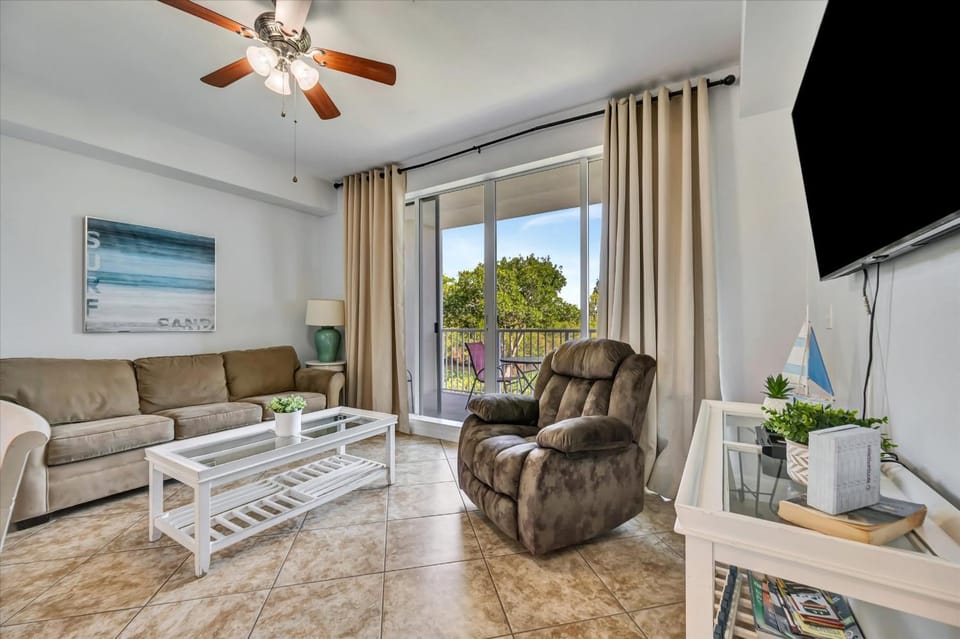 Mangrove Waterway View Sleeps 4 Pool & Courts House in Ruskin
