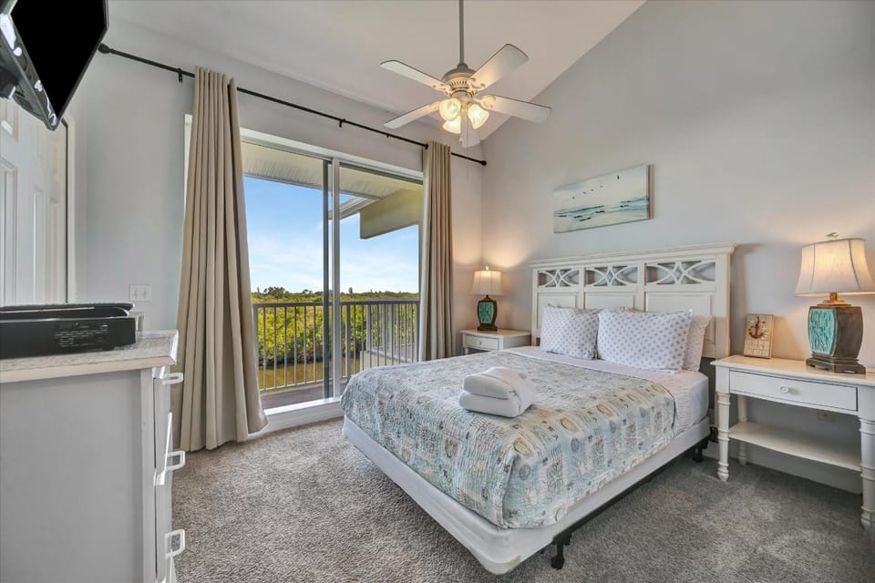 Mangrove Waterway View Sleeps 4 Pool & Courts House in Ruskin