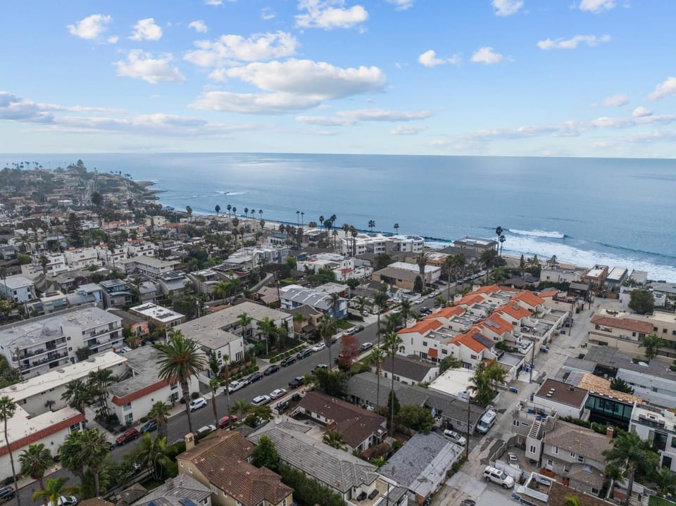 Cozy La Jolla Cottage with Private Patio, Pet Friendly, Driveway Parking House in La Jolla