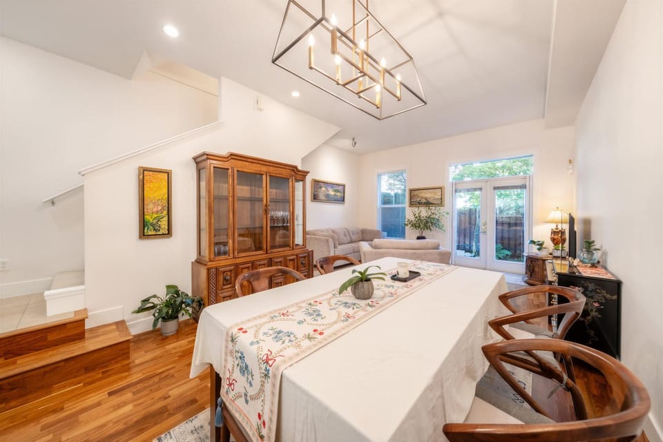 TV and multimedia, Living room, Seating area, Dining area