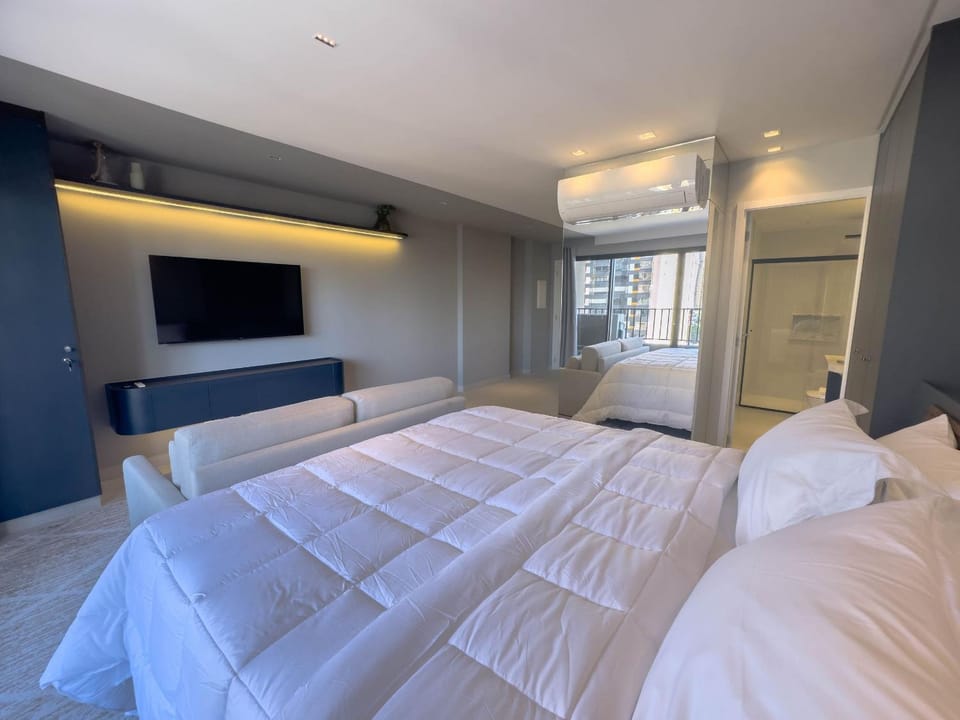 Bed, TV and multimedia, Living room