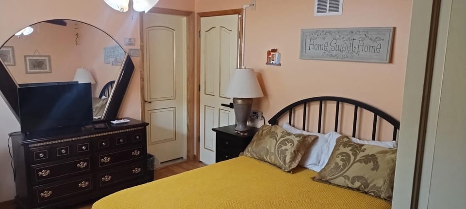 Bed, TV and multimedia, Photo of the whole room, Bedroom
