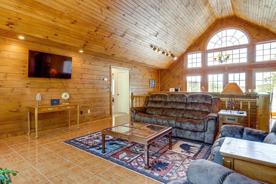 Family Smoky Mountain Retreat! 5BR House House in Sevier County