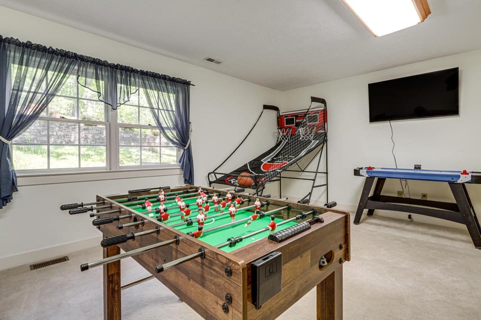 Family Smoky Mountain Retreat! 5BR House House in Sevier County