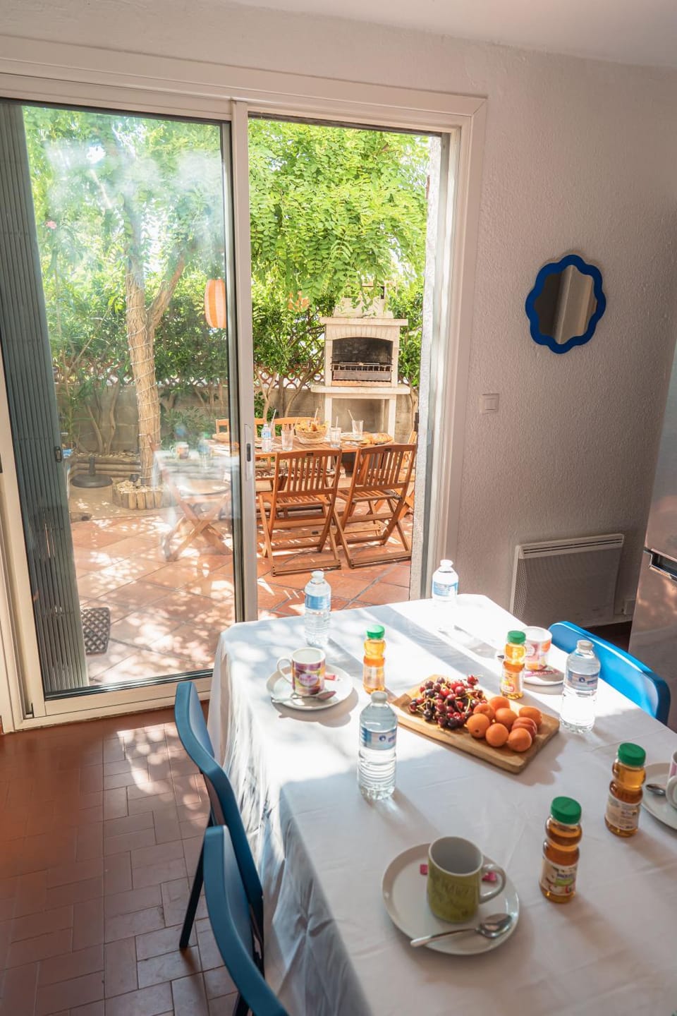 Patio, Living room, Food and drinks, Seating area, Dining area, Food, Breakfast, Continental breakfast