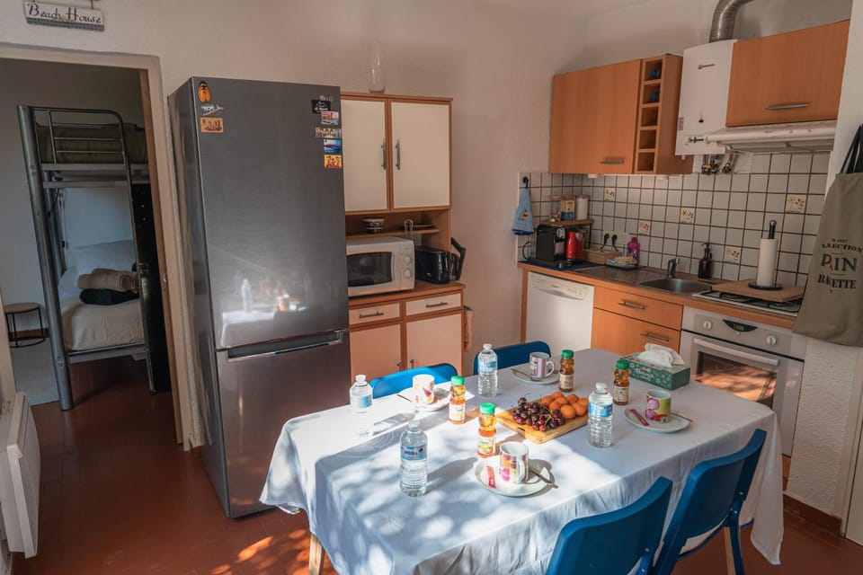 Kitchen or kitchenette, Seating area, Dining area, stove, stove, kitchen, kitchen