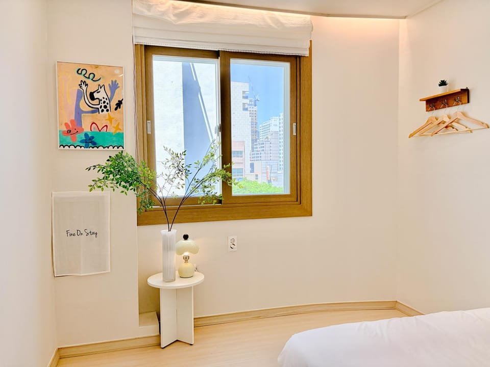 Bedroom, City view