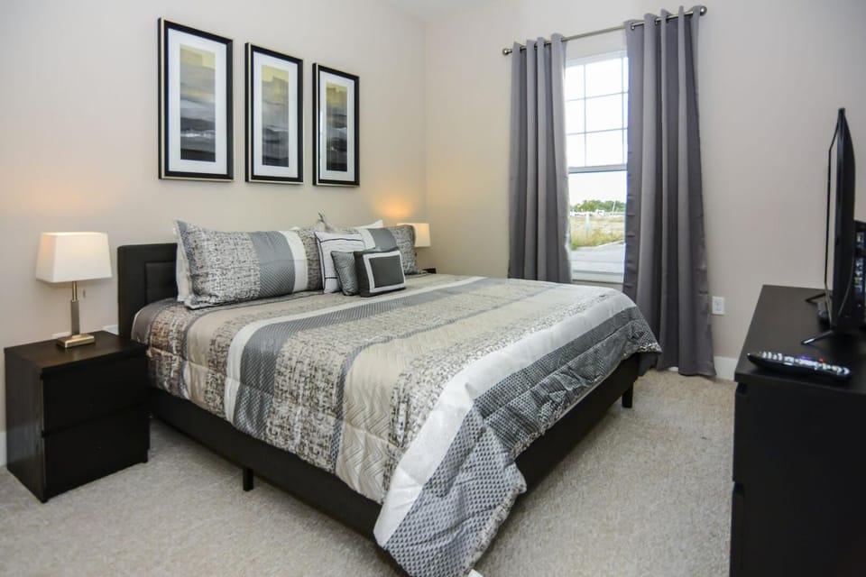 Bed, TV and multimedia, Bedroom