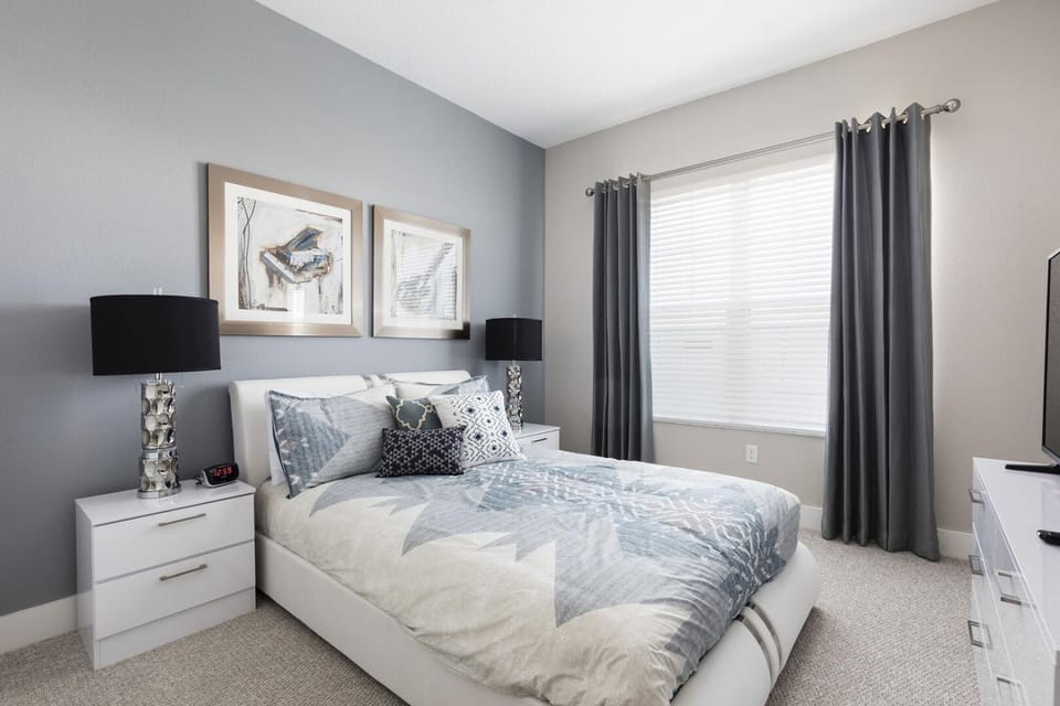 Bed, TV and multimedia, Bedroom
