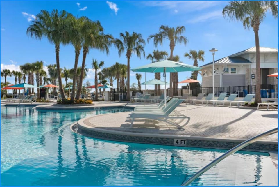 Property building, Day, Pool view, Swimming pool, sunbed