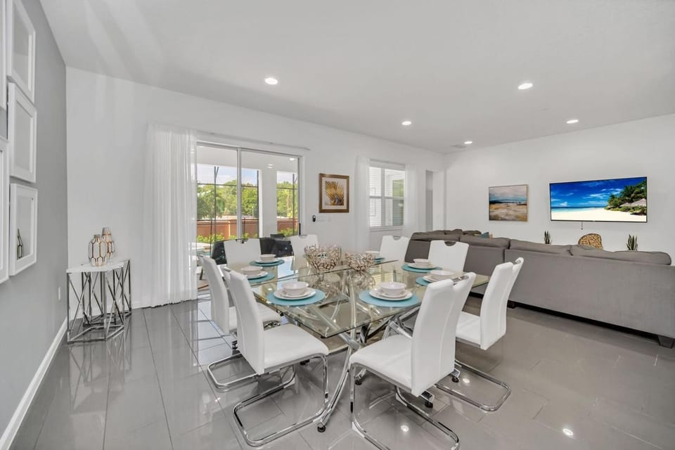 TV and multimedia, Seating area, Dining area