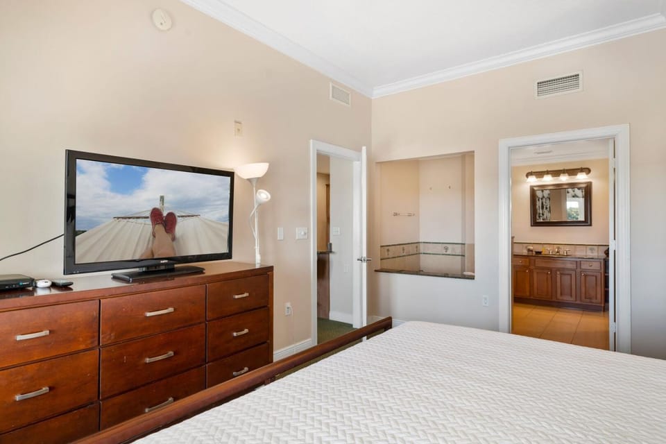 Bed, TV and multimedia, Bedroom