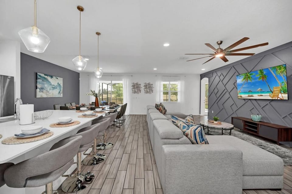 TV and multimedia, Living room, Seating area, Dining area