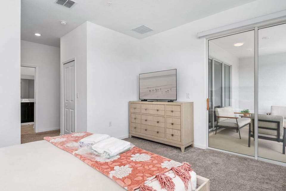 Bed, TV and multimedia, Bedroom