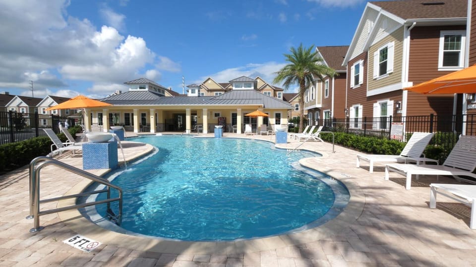 Property building, Day, Swimming pool, sunbed