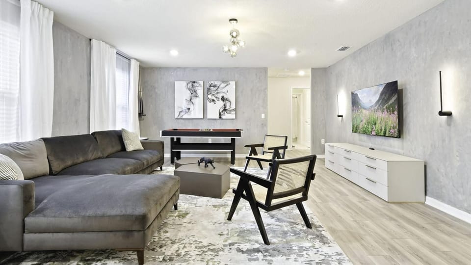 TV and multimedia, Living room, Seating area, Evening entertainment